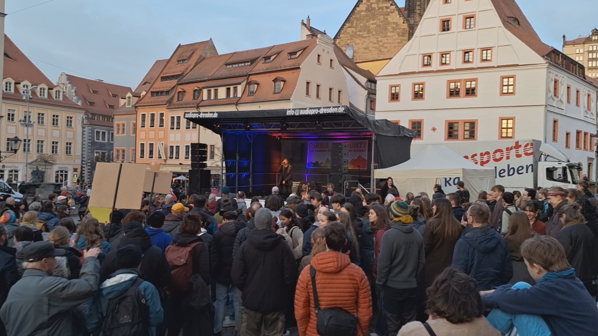 „Pirna ist bunt“ demonstriert mit tausend Teilnehmern